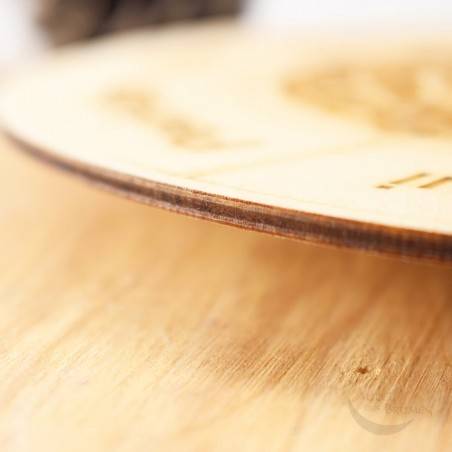 Cette planche pendule divinatoire, gravée en bois est très