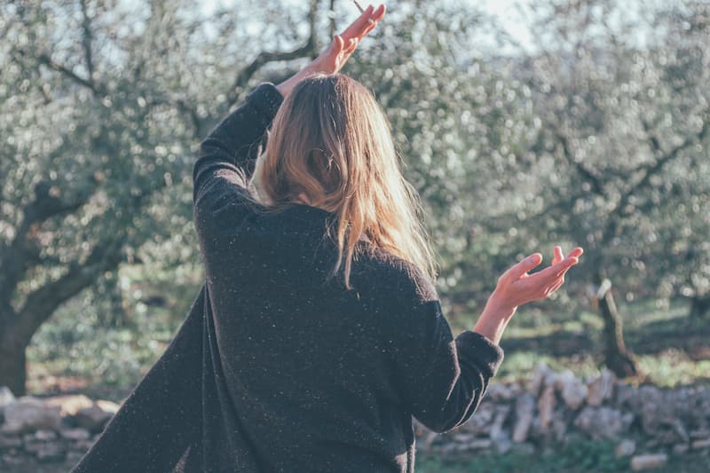 Une femme en mouvement dans la Nature, pour prendre soin de son ancrage spirituel.