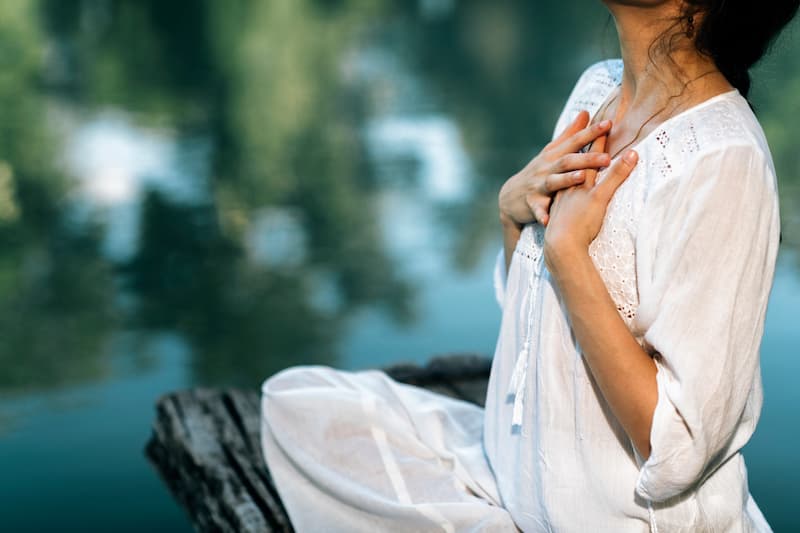 Une femme atteint l'éveil spirituel dans la simplicité