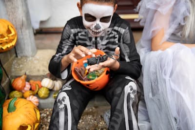 un enfant déguisé pour halloween