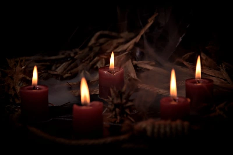Rituel de sorcellerie avec des bougies