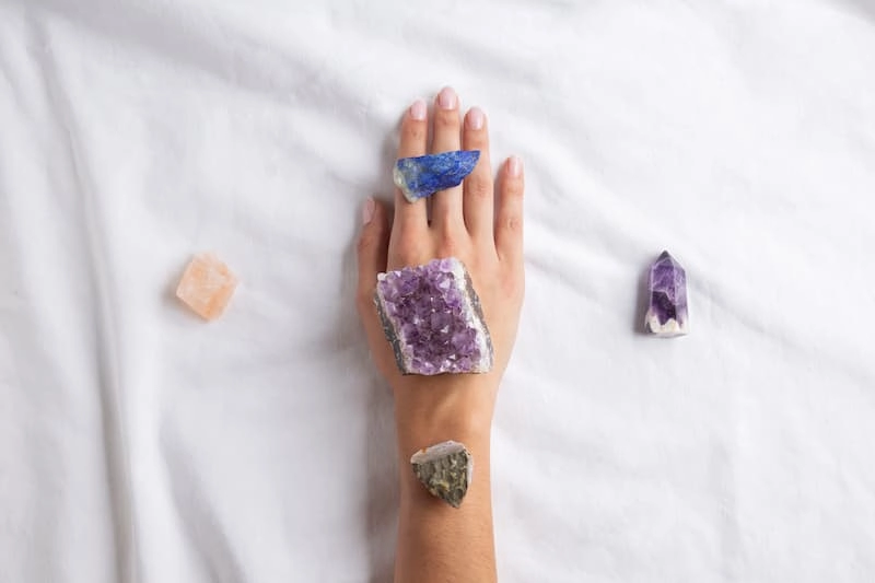 Des pierres naturelles posées sur l'avant-bras d'une femme