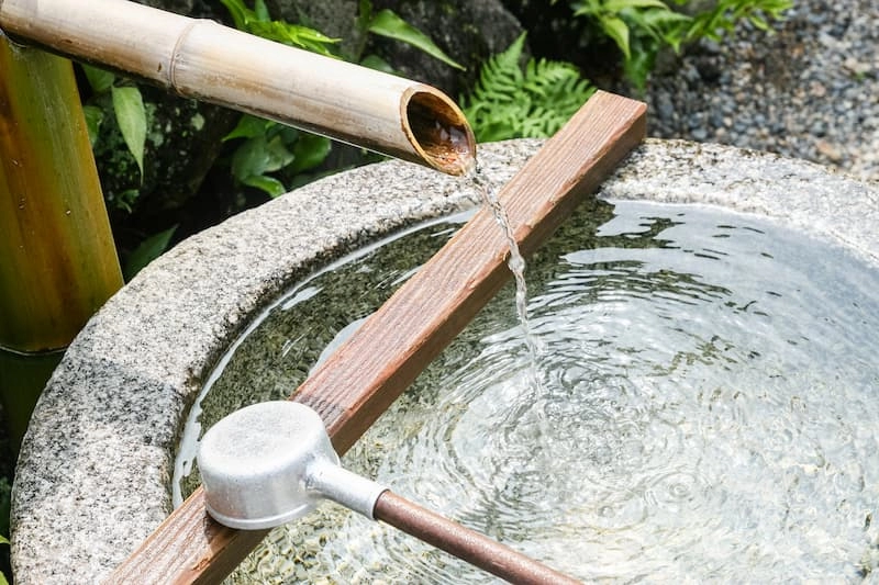 Une fontaine à eau courante pour purifier ses pierres avec de l'eau