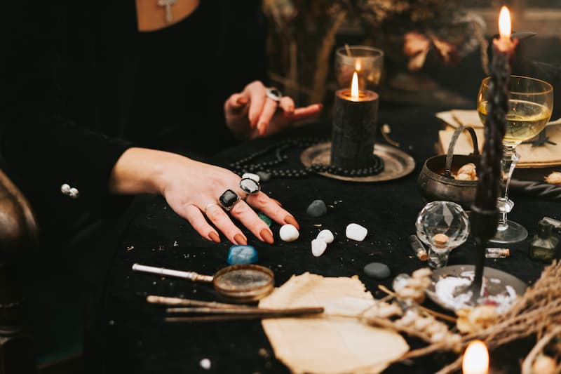 Femme sorcière effectuant un rituel de magie avec des outils ésotériques