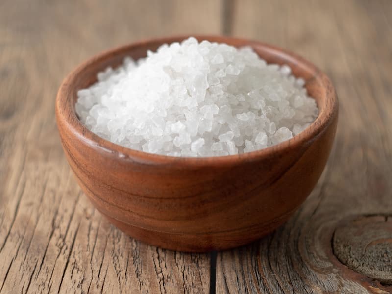 Un bol de gros sel pour la purification
