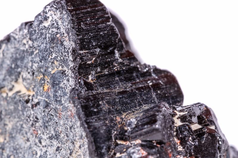 Zoom sur les détails d la composition minérale d'une Tourmaline noire brute