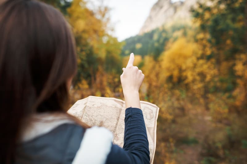 En quête de sens de la vie, une femme cherche sa direction dans la nature