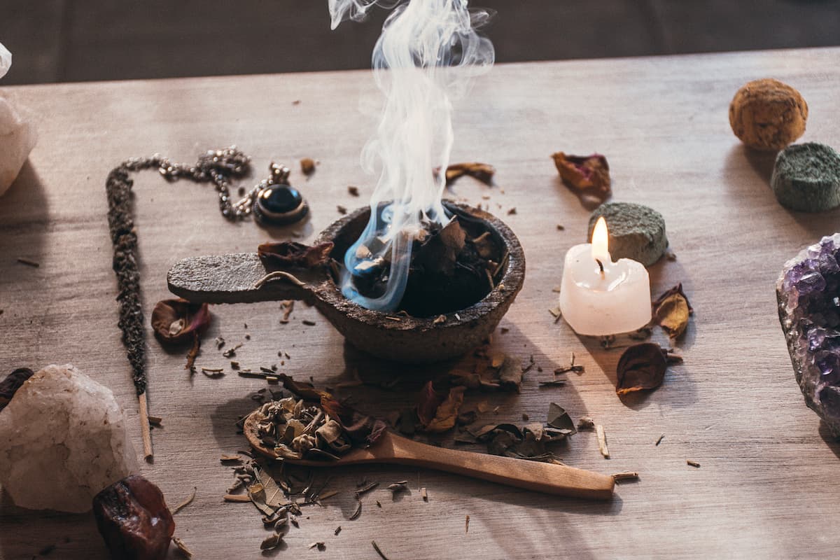Comment utiliser l'encens dans un rituel, en magie et en sorcellerie ?