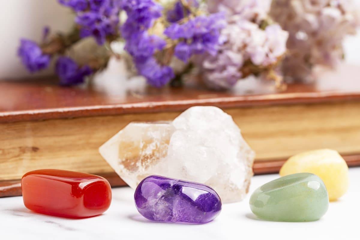 Comment purifier et recharger ses pierres ? Lithothérapie et magie